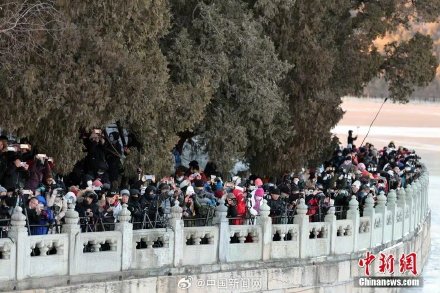 颐和园十七孔桥再现金光穿洞