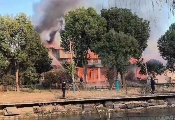 上海松江一别墅起火，火势凶猛，官方通报！