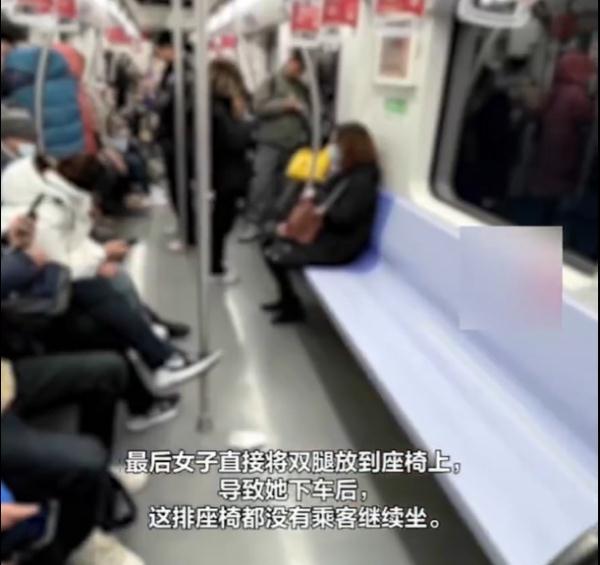 事发上海地铁！有人恶意“霸座”，被提醒后直接半躺...全网呼叫“地铁判官”→