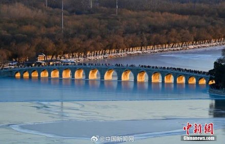 颐和园十七孔桥再现金光穿洞