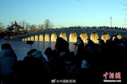 颐和园十七孔桥再现金光穿洞