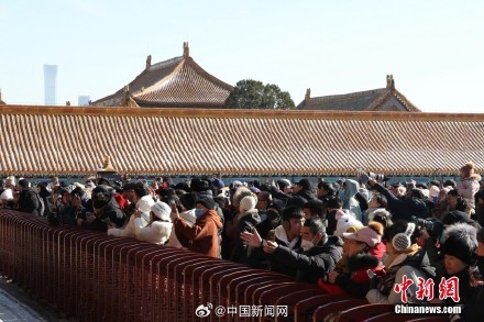 故宫正大光明牌匾被阳光照亮