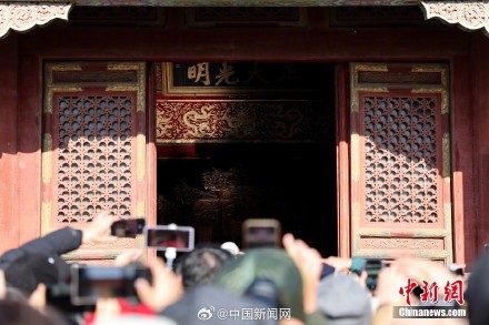 故宫正大光明牌匾被阳光照亮