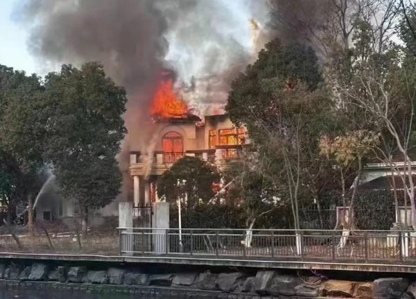 今晨上海松江一别墅起火,无人员伤亡!消防最新通报! 今晨上海松江一别墅起火,无人员伤亡!消防最新通报!