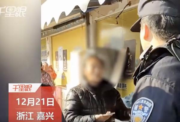 女子捡到手机威胁不给1000就扔河里，派出所：只能协商处理
