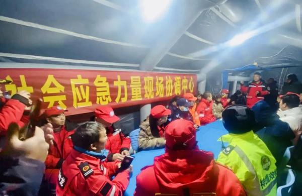 被地震安置点的照片戳到了!红马甲守护的每一张笑脸都是希望…… 被地震安置点的照片戳到了!红马甲守护的每一张笑脸都是希望……