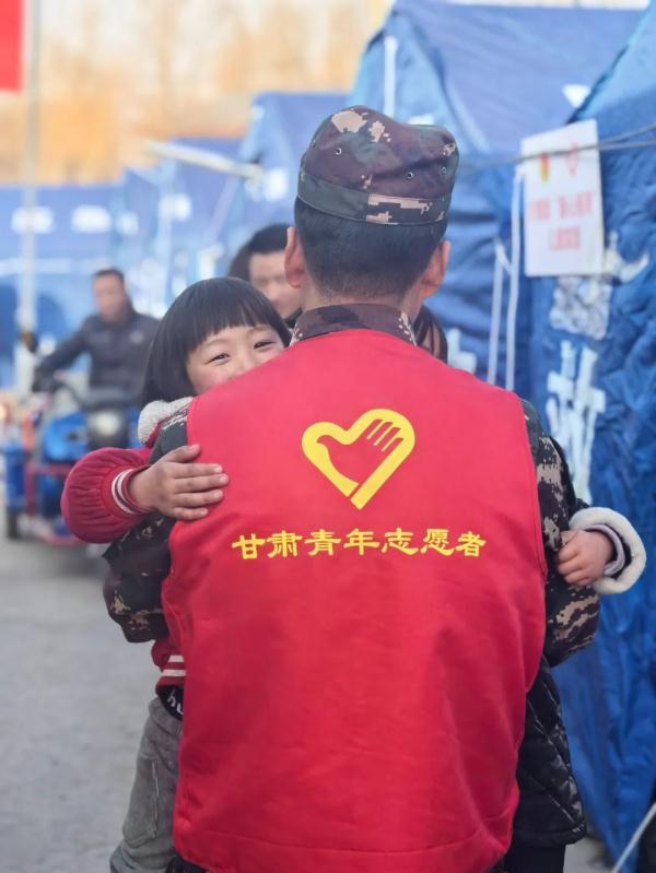 被地震安置点的照片戳到了!红马甲守护的每一张笑脸都是希望…… 被地震安置点的照片戳到了!红马甲守护的每一张笑脸都是希望……