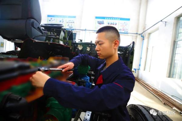 二次入伍，他成为东风快递员