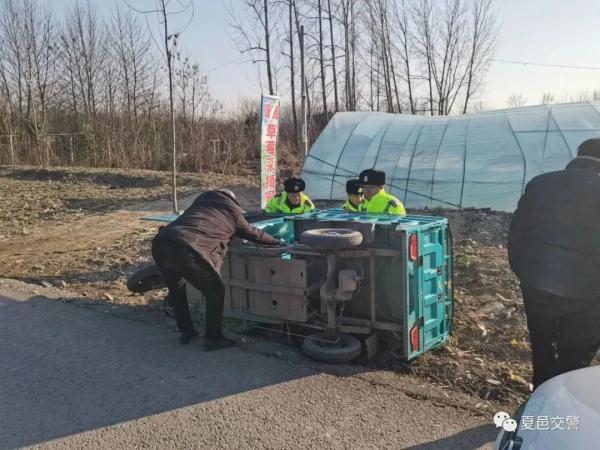 三轮侧翻老人被压车下 夏邑交警抬车救人助其脱险