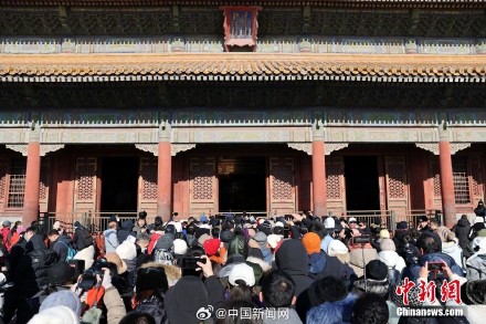 故宫正大光明牌匾被阳光照亮