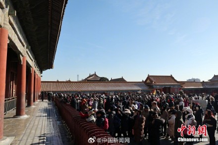 故宫正大光明牌匾被阳光照亮