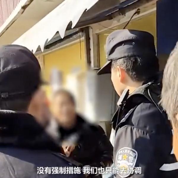 女子捡到手机威胁不给1000就扔河里，派出所：只能协商处理