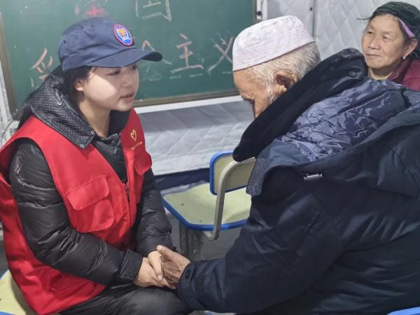 被地震安置点的照片戳到了!红马甲守护的每一张笑脸都是希望…… 被地震安置点的照片戳到了!红马甲守护的每一张笑脸都是希望……