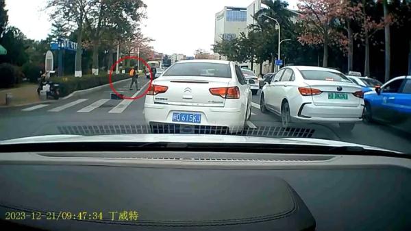 厦门街头,众人一拥而上!监控记录这暖心一幕! 厦门街头,众人一拥而上!监控记录这暖心一幕!