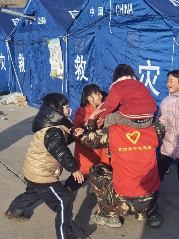 被地震安置点的照片戳到了!红马甲守护的每一张笑脸都是希望…… 被地震安置点的照片戳到了!红马甲守护的每一张笑脸都是希望……