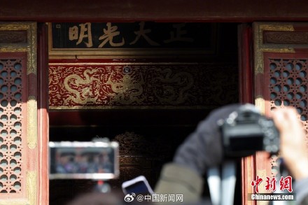 故宫正大光明牌匾被阳光照亮