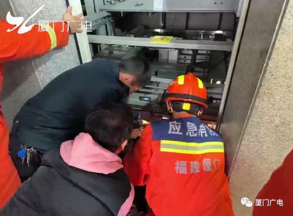 紧急!电梯突发故障,8人被困!事发厦门一小区...... 紧急!电梯突发故障,8人被困!事发厦门一小区......