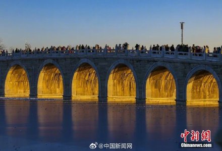 颐和园十七孔桥再现金光穿洞