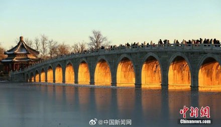 颐和园十七孔桥再现金光穿洞