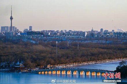 颐和园十七孔桥再现金光穿洞