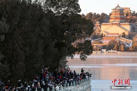 颐和园十七孔桥再现金光穿洞