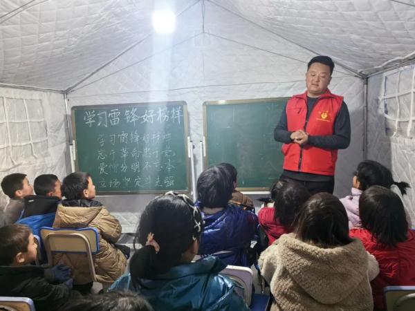被地震安置点的照片戳到了!红马甲守护的每一张笑脸都是希望…… 被地震安置点的照片戳到了!红马甲守护的每一张笑脸都是希望……
