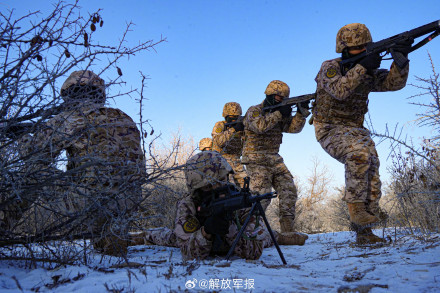 直击现场!武警官兵多课目战术演练 直击现场!武警官兵多课目战术演练