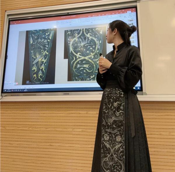 穿越时空的课堂：95后老师把“文物”穿在身上上课！