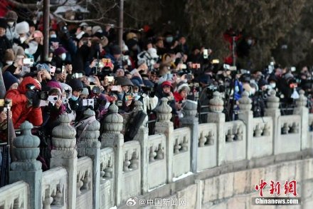 颐和园十七孔桥再现金光穿洞