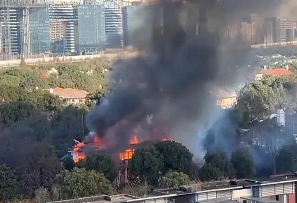 上海松江一别墅起火，火势凶猛，官方通报！