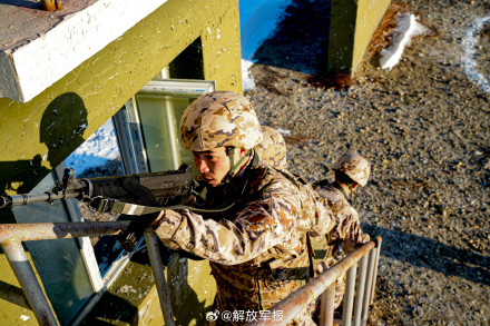 直击现场!武警官兵多课目战术演练 直击现场!武警官兵多课目战术演练