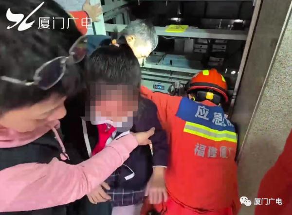 紧急!电梯突发故障,8人被困!事发厦门一小区...... 紧急!电梯突发故障,8人被困!事发厦门一小区......