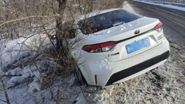 雪地胎只换前两个?存在极大的安全隐患 雪地胎只换前两个?存在极大的安全隐患