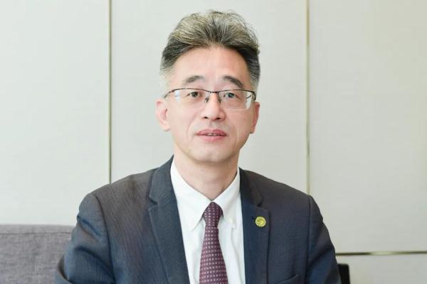 这届年轻人为什么年纪轻轻就“秃”了？青少年斑秃不重视影响一辈子！