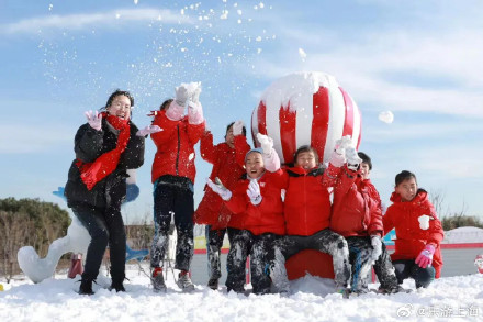 近日气温骤降,金山山阳田园里的“冰雪世界”,让市民朋友们流连忘返 近日气温骤降,金山山阳田园里的“冰雪世界”,让市民朋友们流连忘返