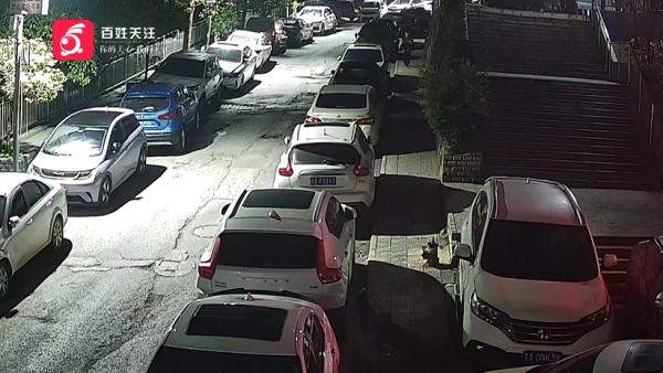 神秘男子在贵阳一小区“开盲盒”,动动手指就上了别人的车,车内财物被...... 神秘男子在贵阳一小区“开盲盒”,动动手指就上了别人的车,车内财物被......