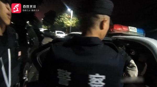 神秘男子在贵阳一小区“开盲盒”,动动手指就上了别人的车,车内财物被...... 神秘男子在贵阳一小区“开盲盒”,动动手指就上了别人的车,车内财物被......