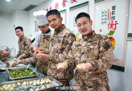 冬至，军营里一起包饺子！