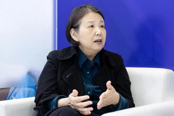 这届年轻人为什么年纪轻轻就“秃”了？青少年斑秃不重视影响一辈子！