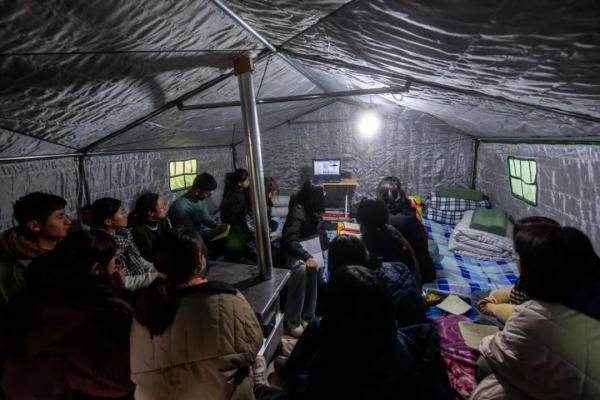 学生陆续复课！活动板房加紧安装！震区最新消息汇总→