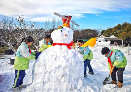 近日气温骤降,金山山阳田园里的“冰雪世界”,让市民朋友们流连忘返 近日气温骤降,金山山阳田园里的“冰雪世界”,让市民朋友们流连忘返