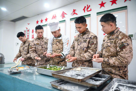 冬至，军营里一起包饺子！