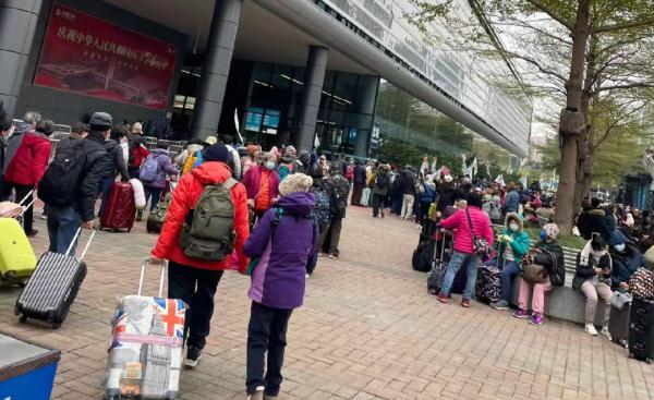 火爆！深港多个口岸迎人潮