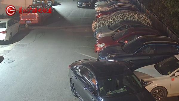 神秘男子在贵阳一小区“开盲盒”,动动手指就上了别人的车,车内财物被...... 神秘男子在贵阳一小区“开盲盒”,动动手指就上了别人的车,车内财物被......