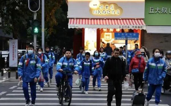 低温天不强制学生穿校服!多地明确 低温天不强制学生穿校服!多地明确