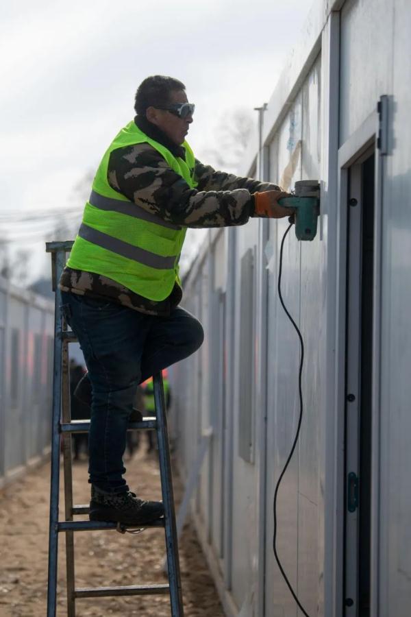 学生陆续复课！活动板房加紧安装！震区最新消息汇总→