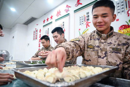 冬至，军营里一起包饺子！
