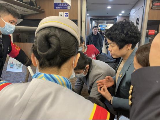 高铁乘务员心脏骤停，一下来了3位医生