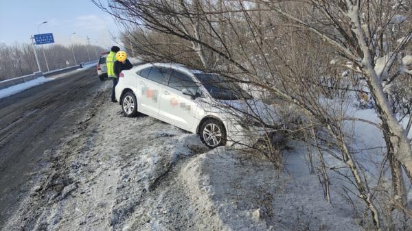 雪地胎只换前两个?存在极大的安全隐患 雪地胎只换前两个?存在极大的安全隐患