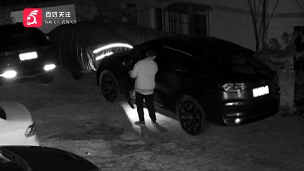 神秘男子在贵阳一小区“开盲盒”,动动手指就上了别人的车,车内财物被...... 神秘男子在贵阳一小区“开盲盒”,动动手指就上了别人的车,车内财物被......